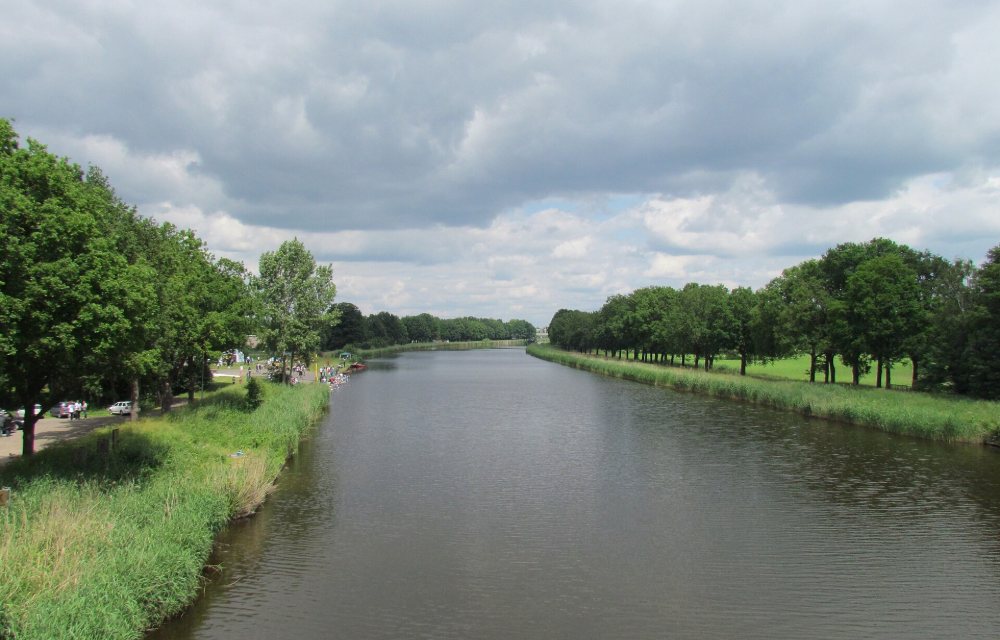 Het Kasteel van Almelo gezien over het water